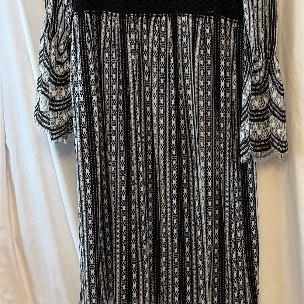 Chic Black and White Long Sleeve Dress
